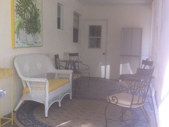 Screen porch of 4235