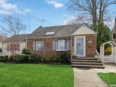 2084 Potter Avenue, Merrick, NY, 11566