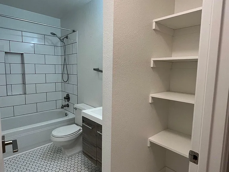 221 W Riverside Ave #3 — Photo 4