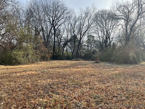 3rd image of 916 Choctaw St