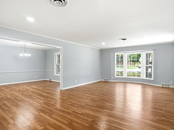 4th image of 900 Liveoak St