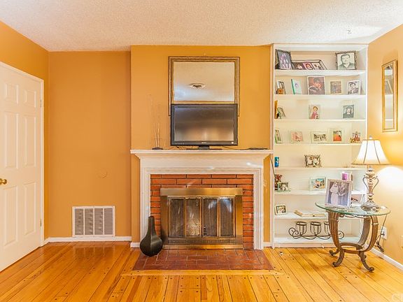 5th image of 322 S Myrtlewood St