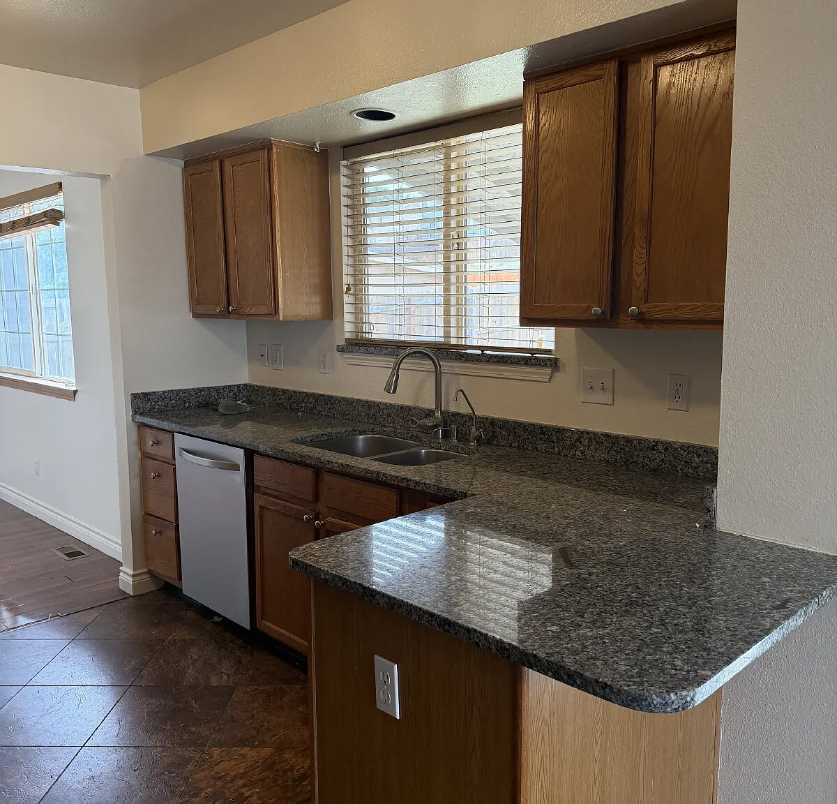 5 bed, 3.5 bath, 2489 sqft, $2,950 — Photo 4
