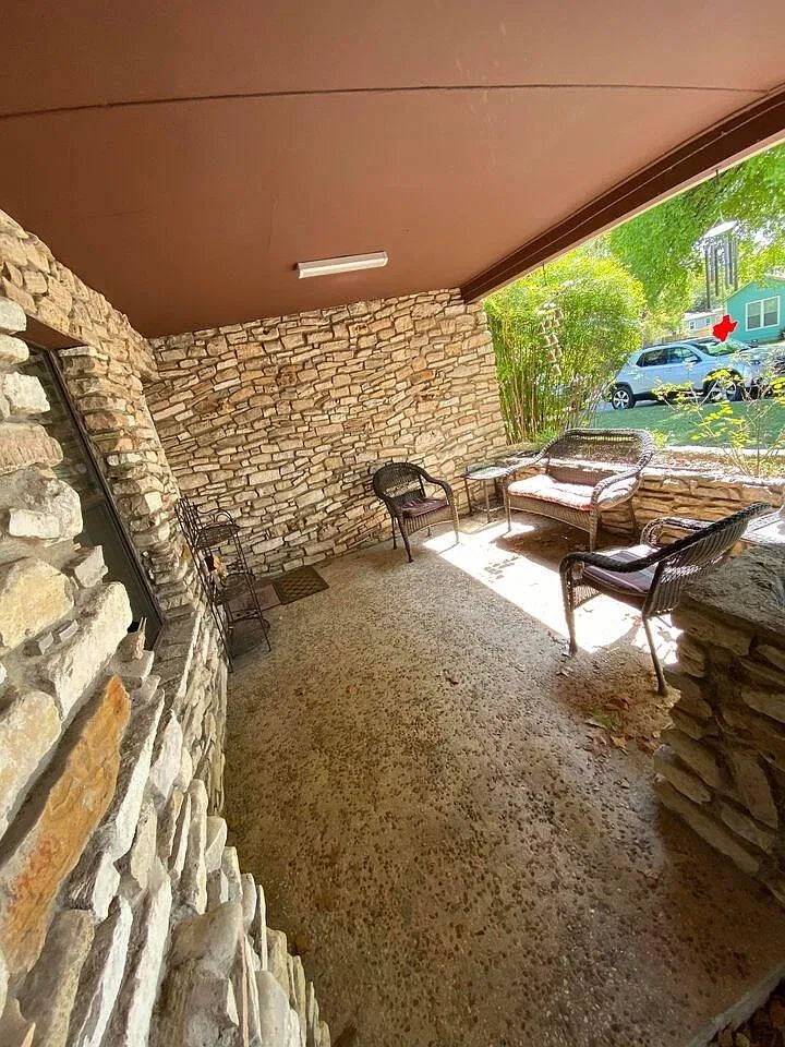 2 bed, 1.0 bath, 952 sqft, $1,450 — Photo 2