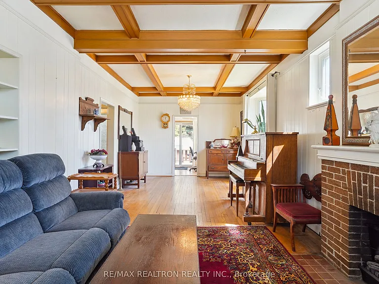 2585 Lake Shore Blvd W — Photo 6