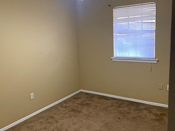 3rd image of 127 W Woodcrest Dr