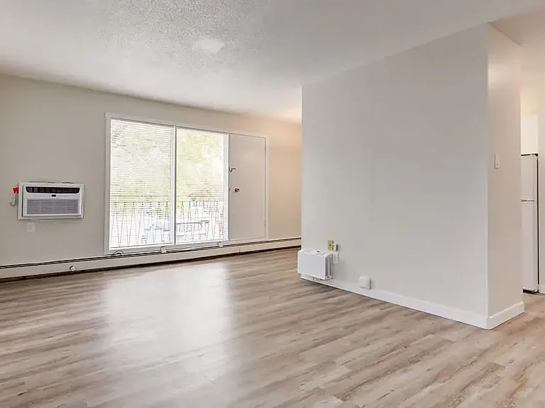 510 Robert St E — Photo 6
