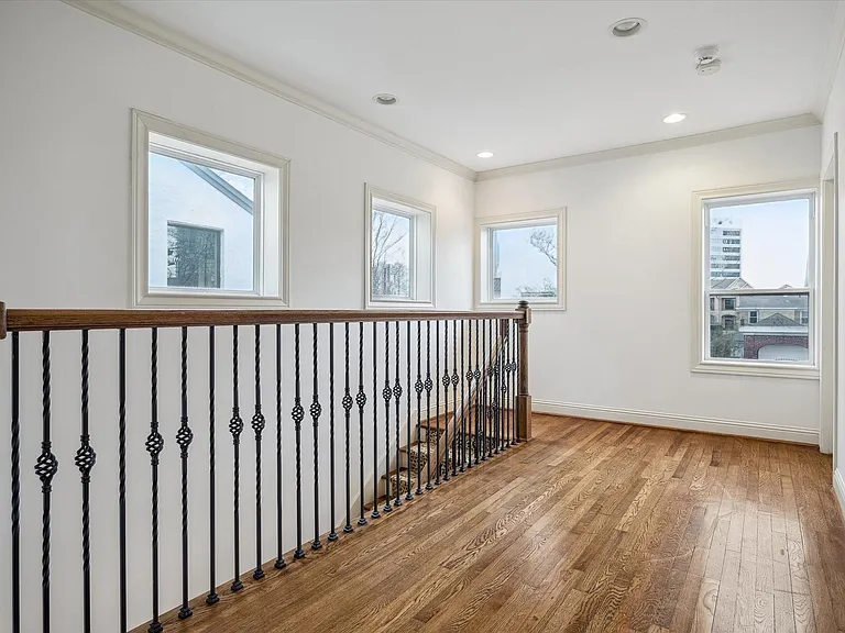 1909 W Lamar St — Photo 18