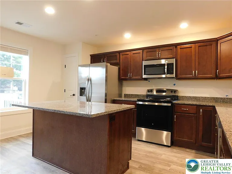 1549 Burkhardt St #C — Photo 5