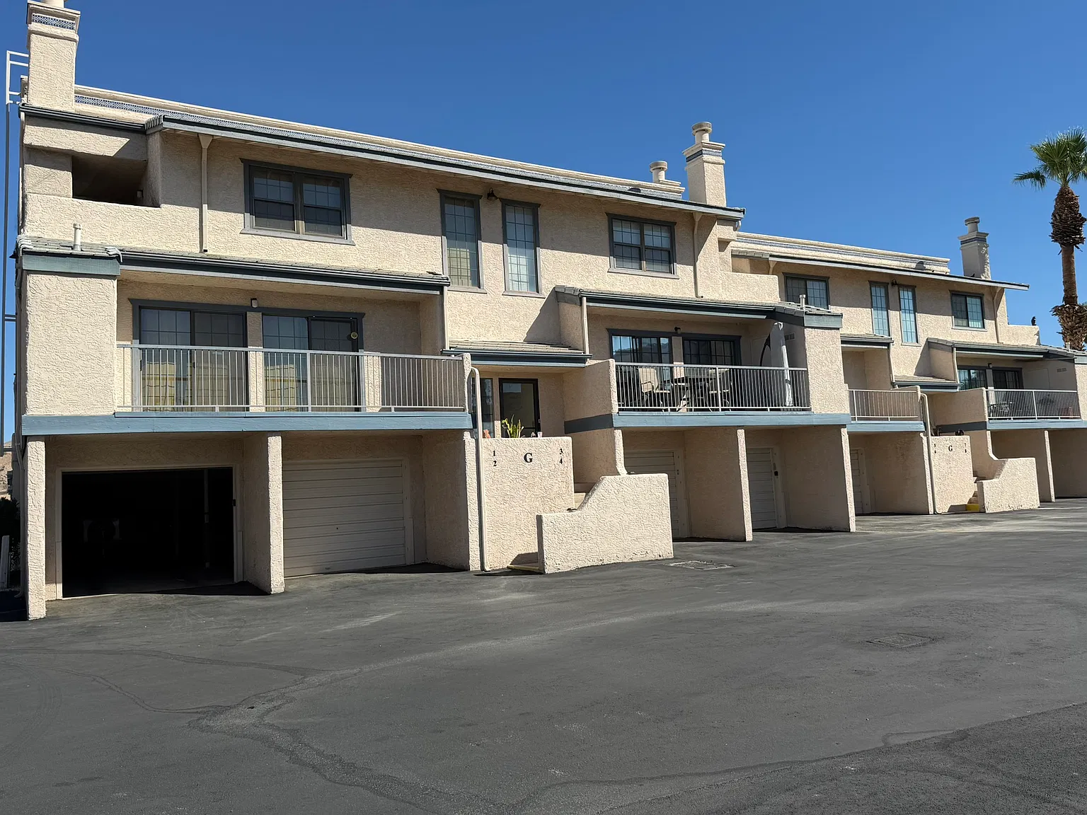 3 bed, 2.5 bath, 1373 sqft, $2,500 — Photo 2