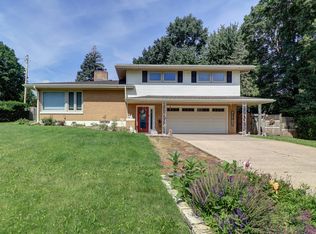 804 N 11th St, Clinton, IA 52732