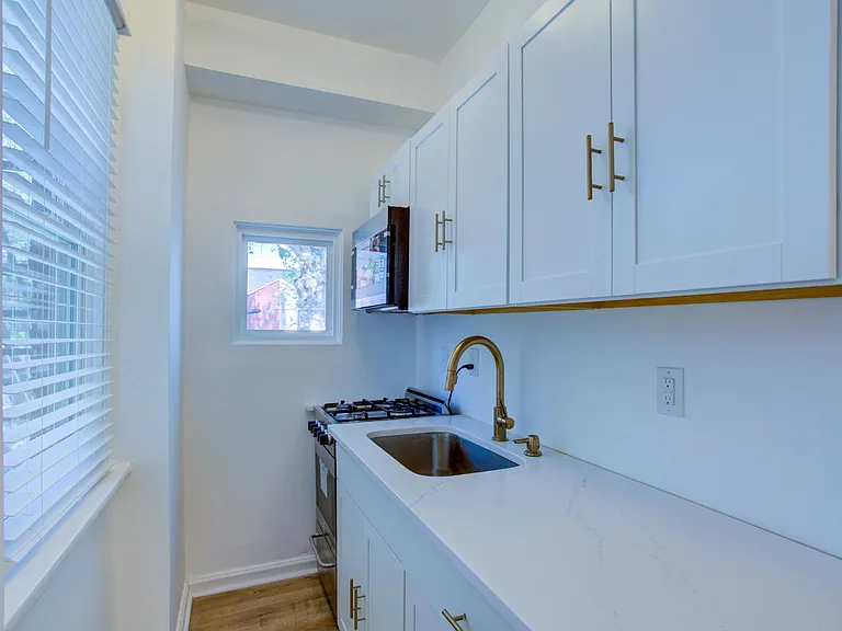 329 E Chestnut St #1 — Photo 4
