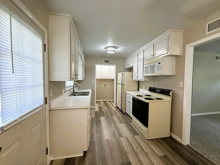 3368 S Vine St — Photo 7