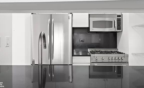 4th image of 275 Greenwich St #5DS