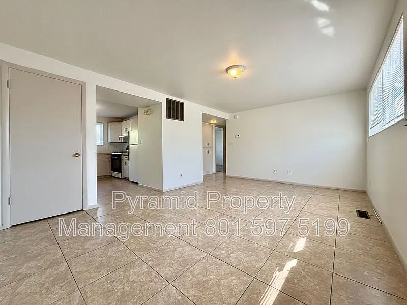 2 bed, 1.0 bath, 860 sqft, $1,299 — Photo 3