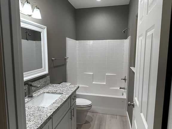5th image of 885 E Ash Street