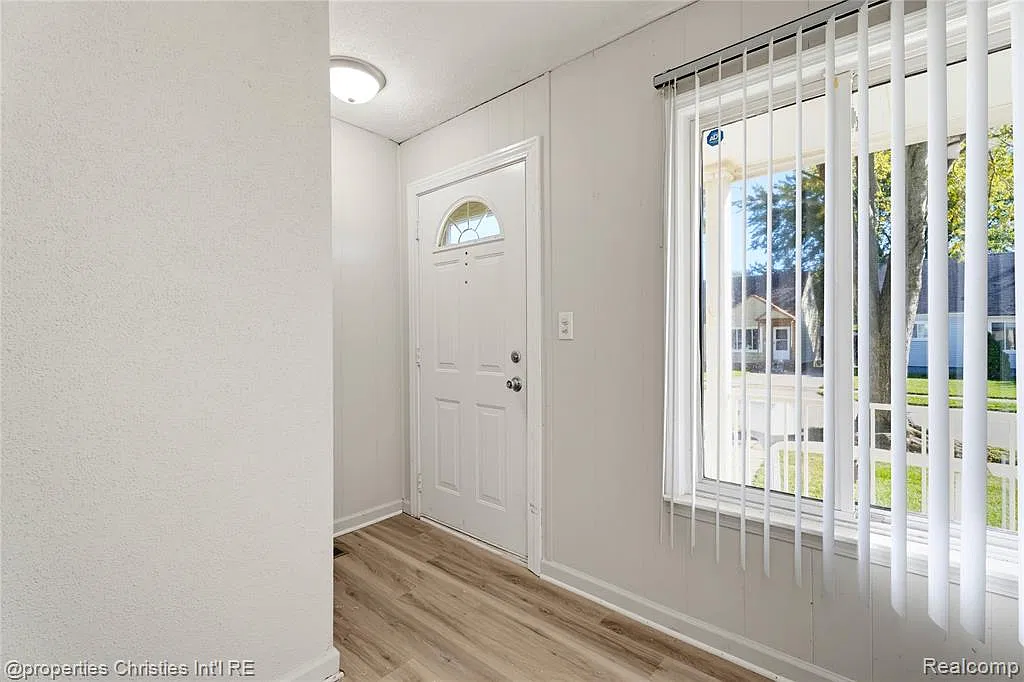 3 bed, 1.0 bath, 910 sqft, $1,400 — Photo 4