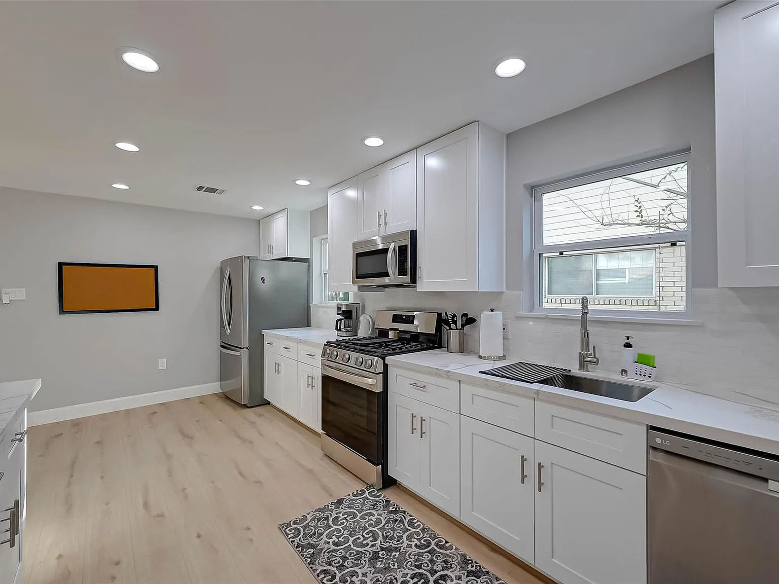 3 bed, 2.0 bath, 1891 sqft, $4,000 — Photo 4