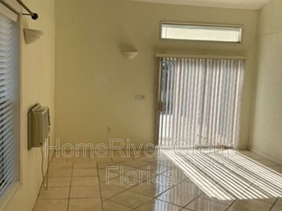 3rd image of 1365 Crawford Dr