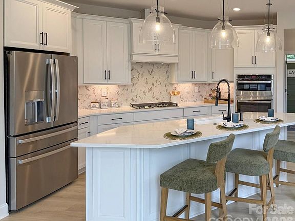 3rd image of 1718 Poppy Way