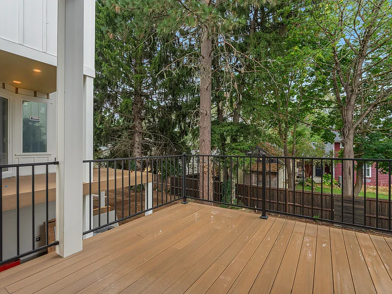 464 SE Haddock Ln — Photo 43