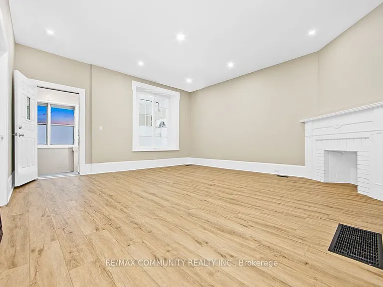 1130 King St E #1 — Photo 6