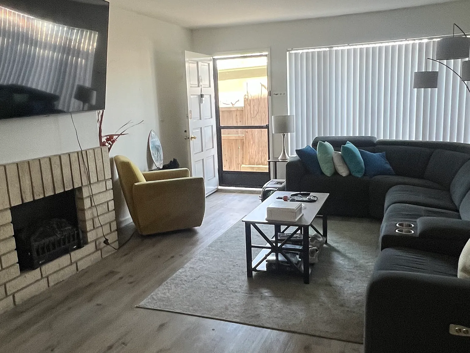 2 bed, 875 sqft, $3,300 — Photo 2