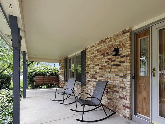 5th image of 97 Nicole Dr