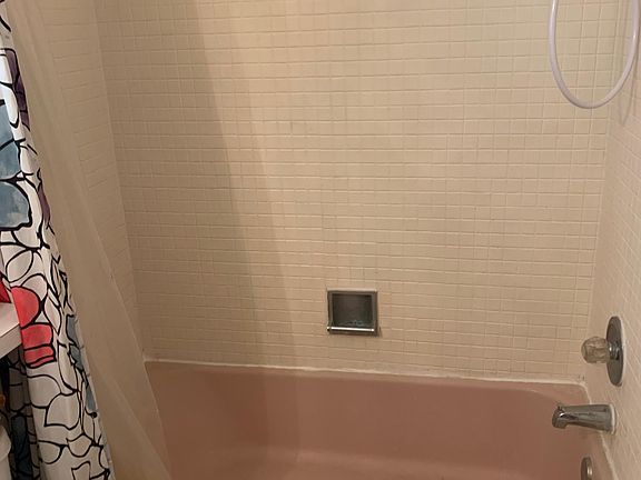 5th image of 900 Tallwood Ave APT 309
