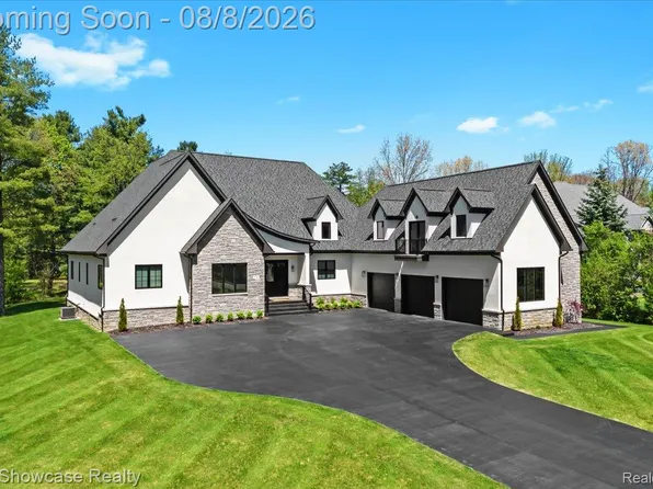 910 Hill Hollow Ln, Milford, MI 48381