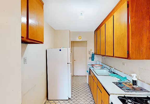 4th image of 2942 W 5th St APT 3T