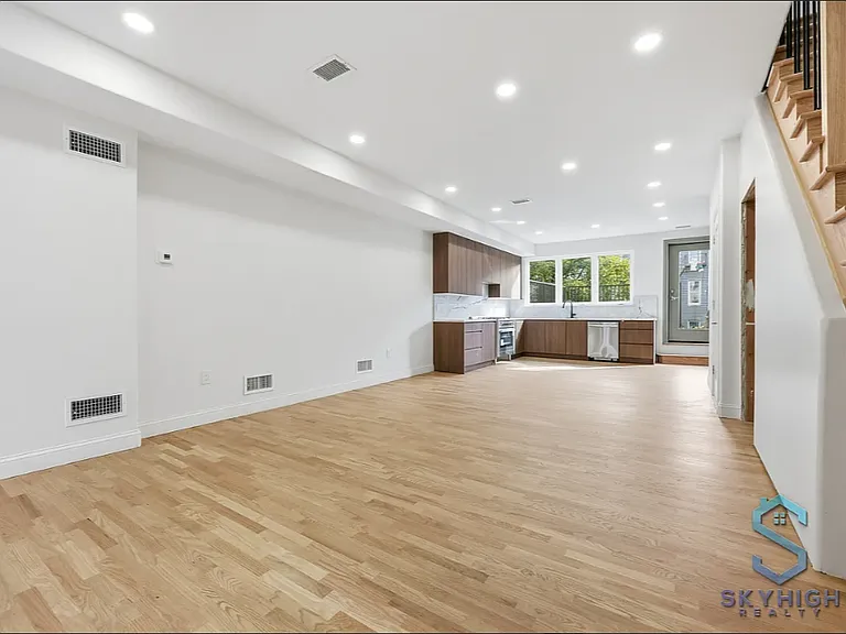 594 Van Buren St #TOWN — Photo 4