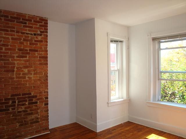 Livingroom facing the street