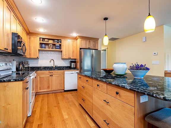 4th image of 825 SE 31st St