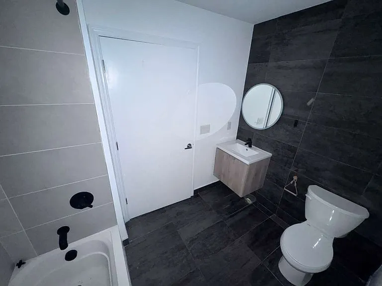 555 Market St #4C — Photo 3