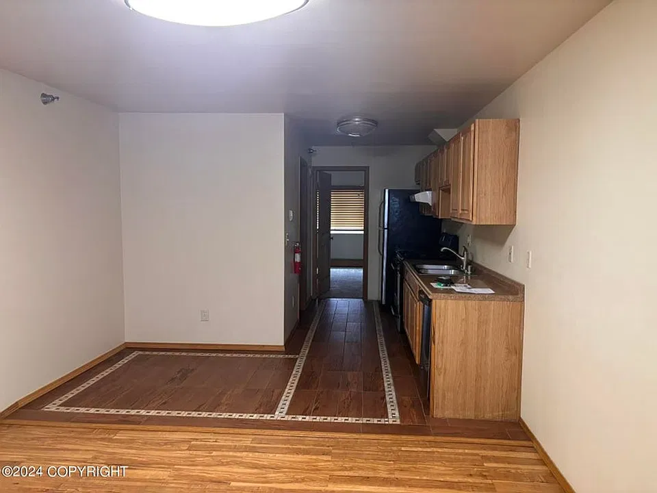 1082 W 26th Ave