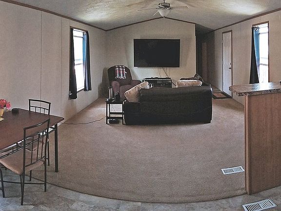 Living room/dining area