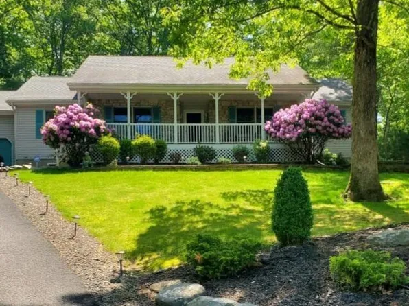 284 Eastshore Dr, East Stroudsburg, PA 18301