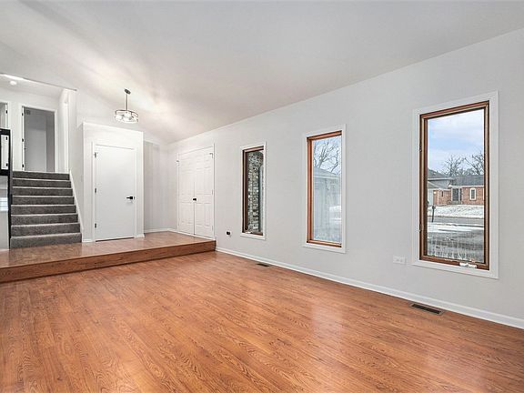 4th image of 22531 Crescent Way