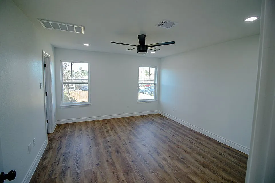 3 bed, 2.5 bath, 1350 sqft, $1,725 — Photo 3