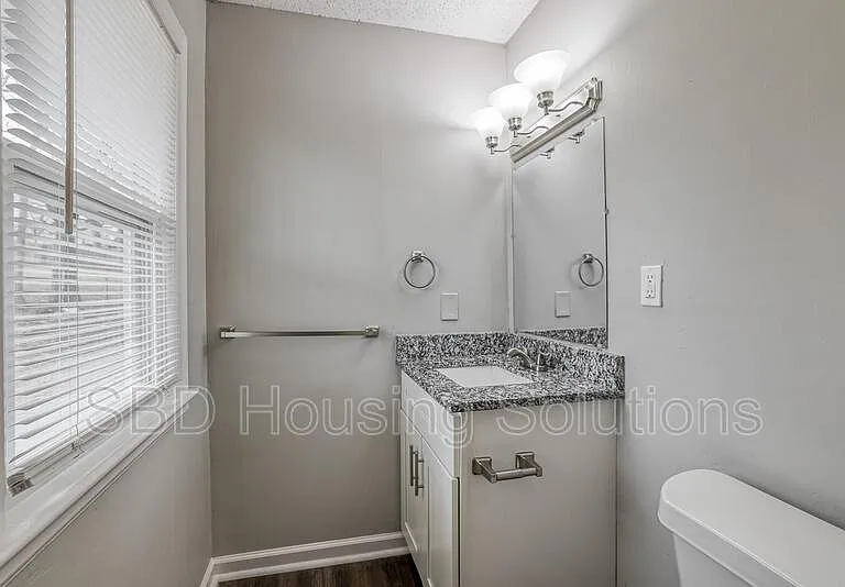 5311 NE 46th Ter — Photo 9