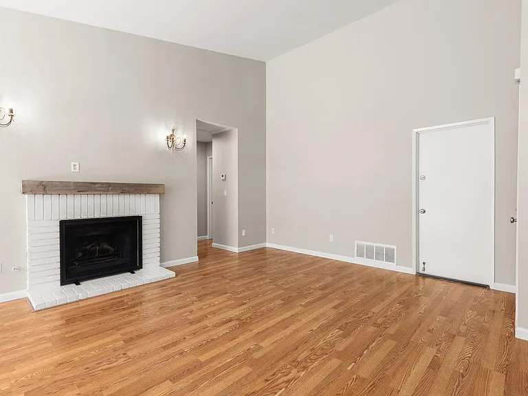 2975 Lexington Cir — Photo 6