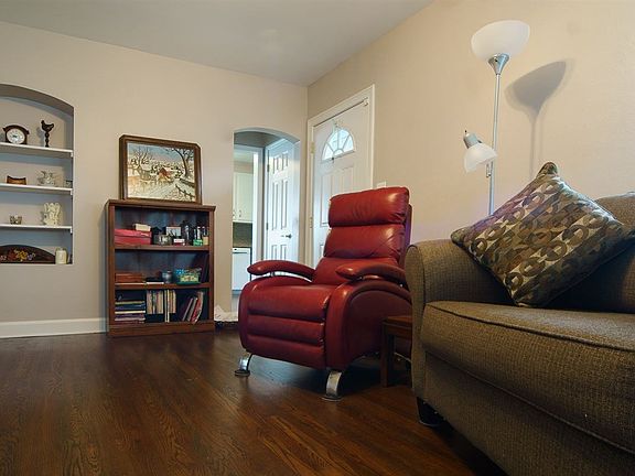 3rd image of 3024 Gladstone Ave