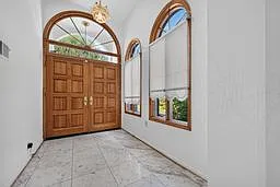 4 bedroom house with 1 car garage — Photo 3