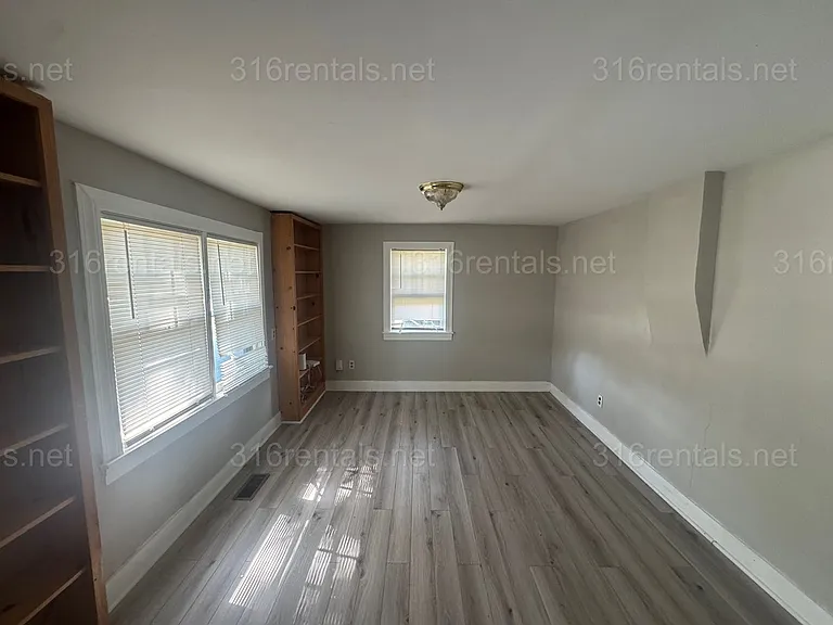 421 Old Main St — Photo 2