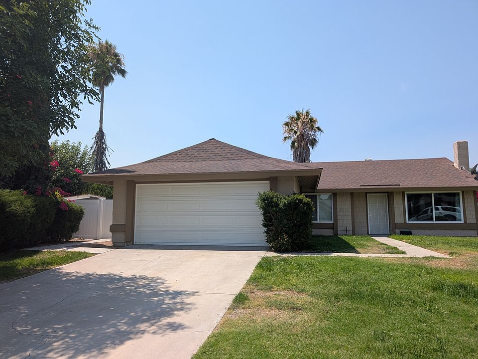 House front view. White gate to the
left leads to backyard.