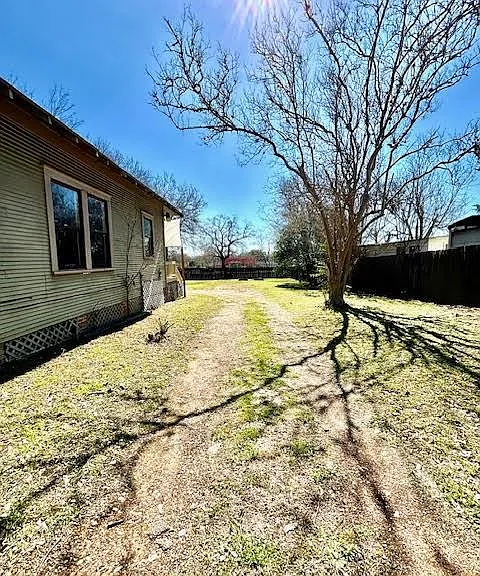 211 E Phillips St — Photo 5