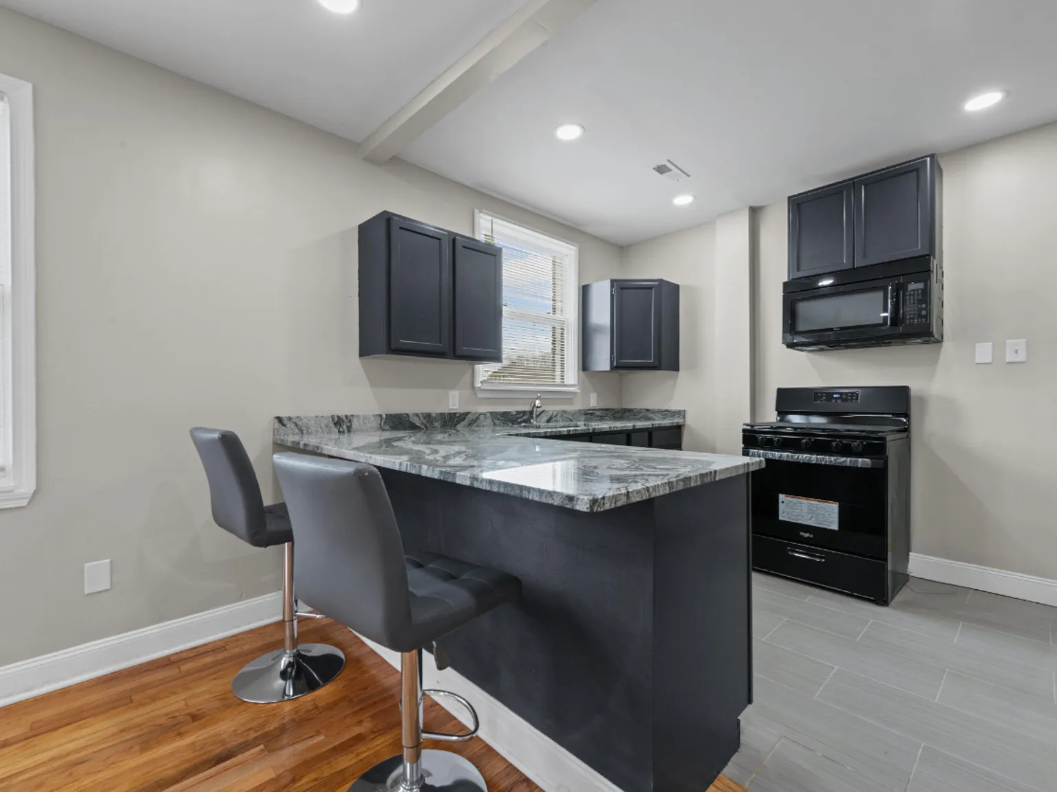 2 bed, 700 sqft, $1,100 — Photo 2