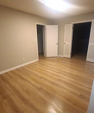 3rd image of 3453 Queenswood Blvd