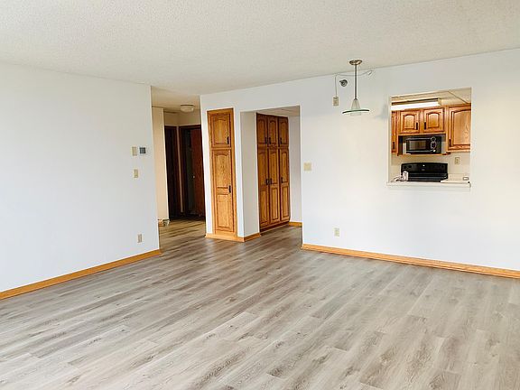 3rd image of 220 Broadway Ave S APT 911